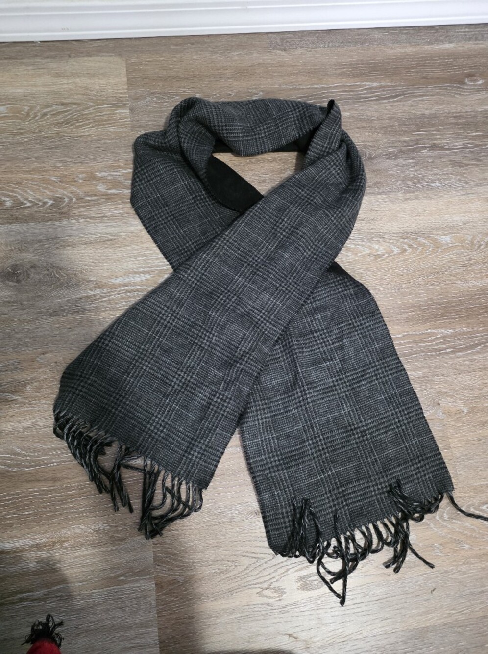 Roundtree & Yorke Black and Gray Glen Plaid Men's Scarf